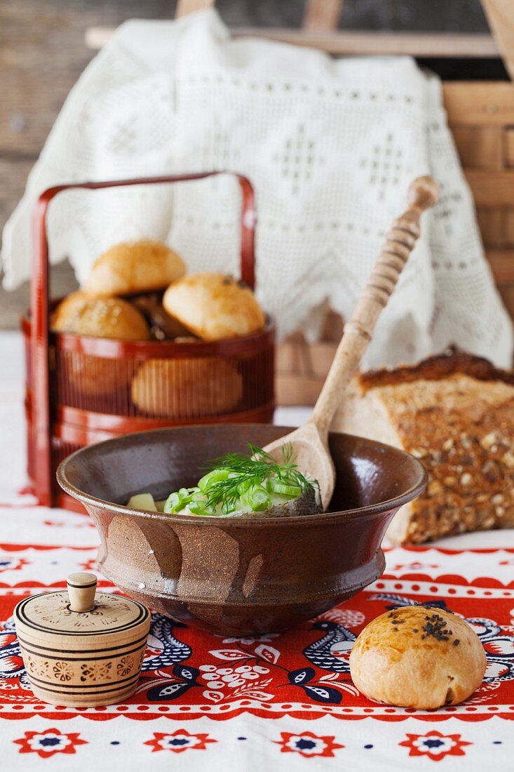 Ucha (Fischsuppe aus Russland) mit Brot und Brötchen