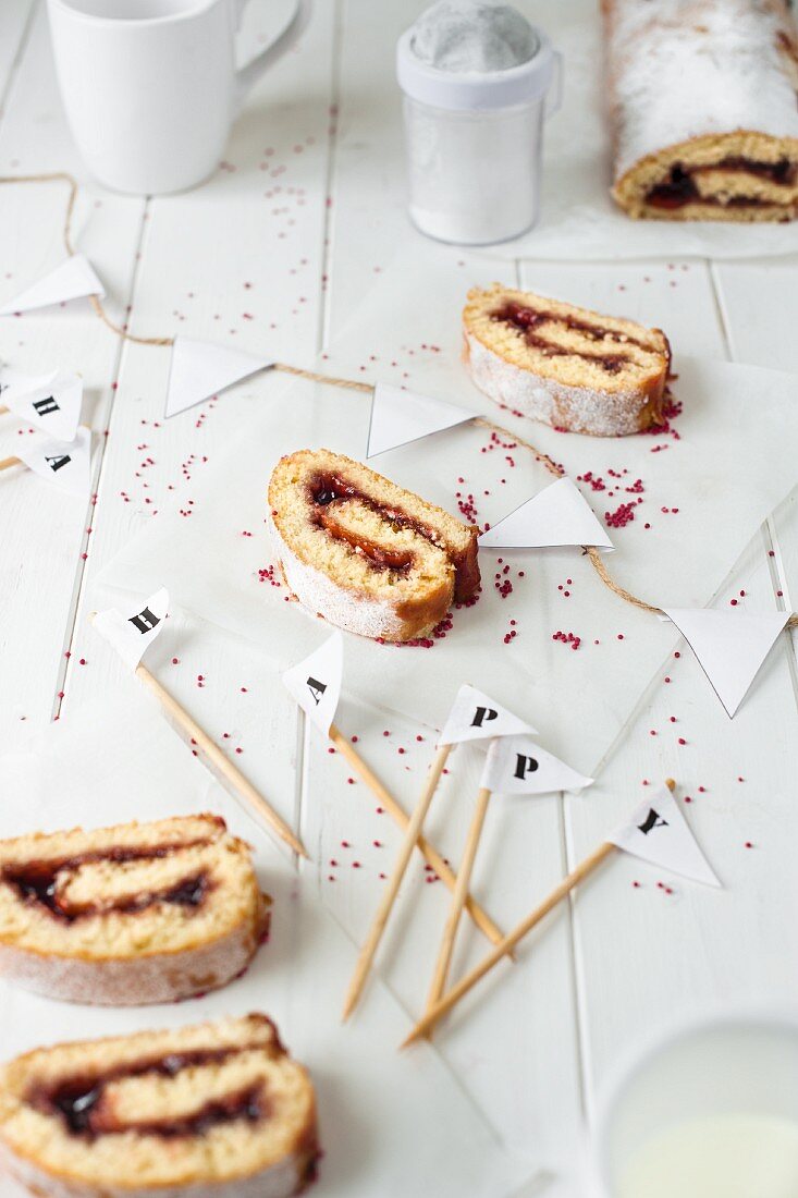 Biskuitroulade mit Marmelade und Happy-Stickern
