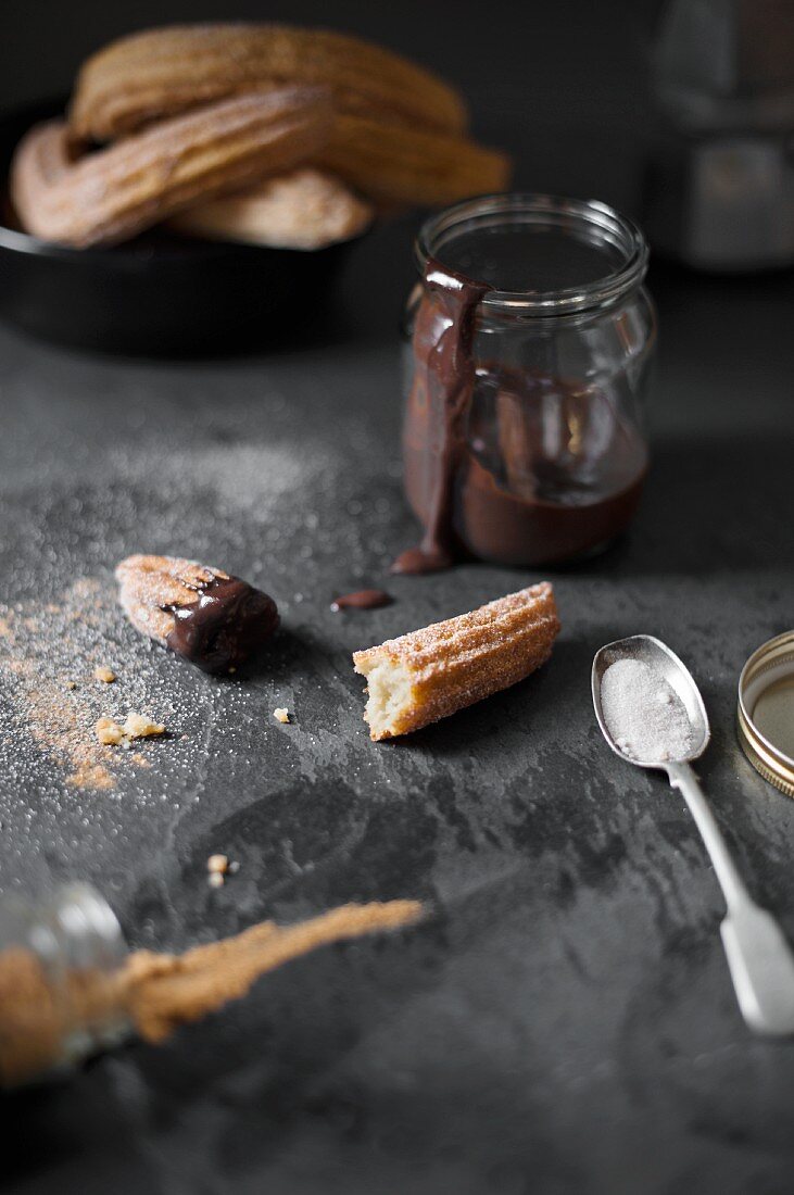 Churros mit Zucker und Schokoladensauce