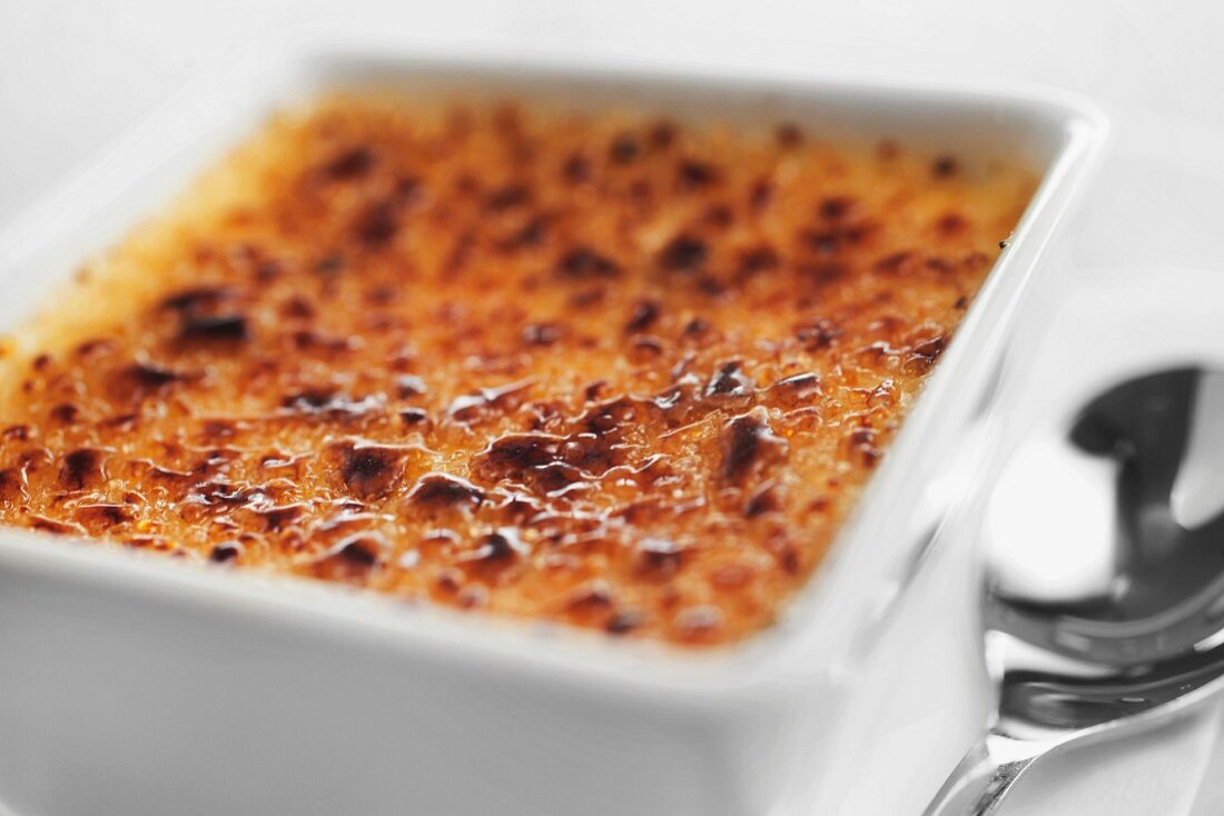 Crème brûlée in einer Keramikform