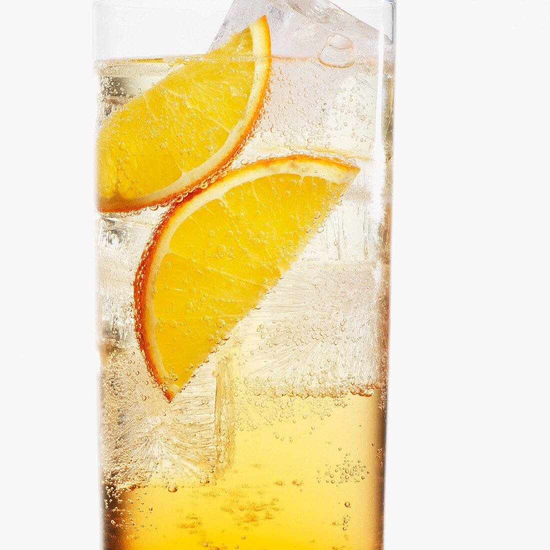 Ein Glas Aperol mit Orangenscheiben und Eiswürfeln