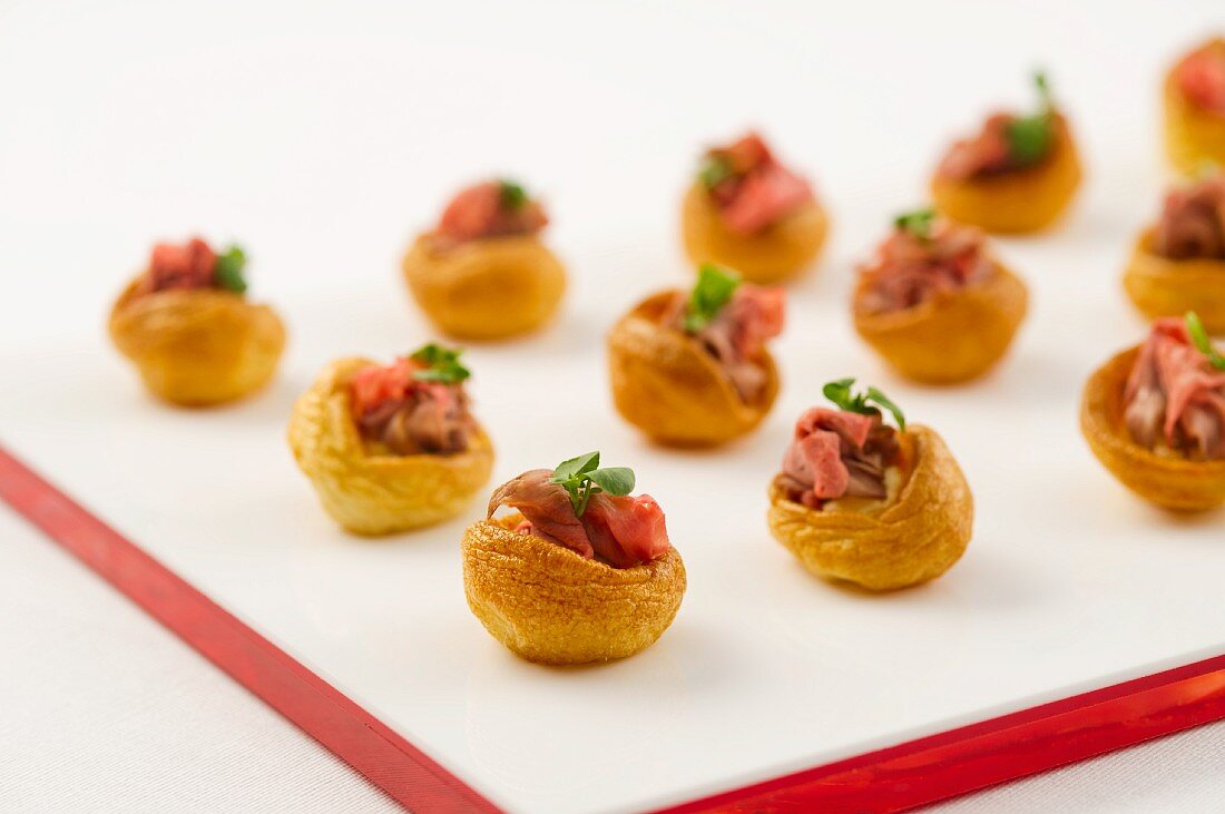 Mini Yorkshire puddings with roast beef