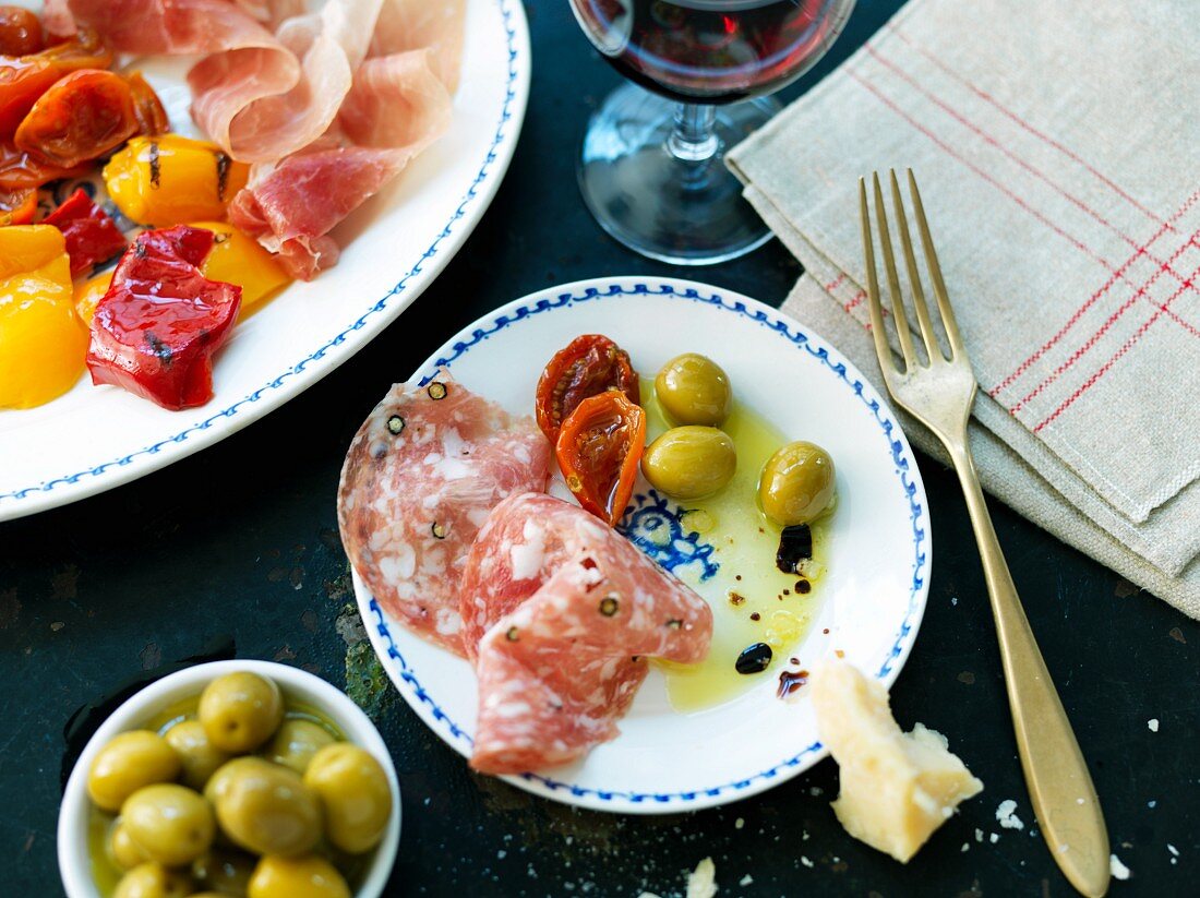 Antipasti mit Salami, Oliven und Tomaten