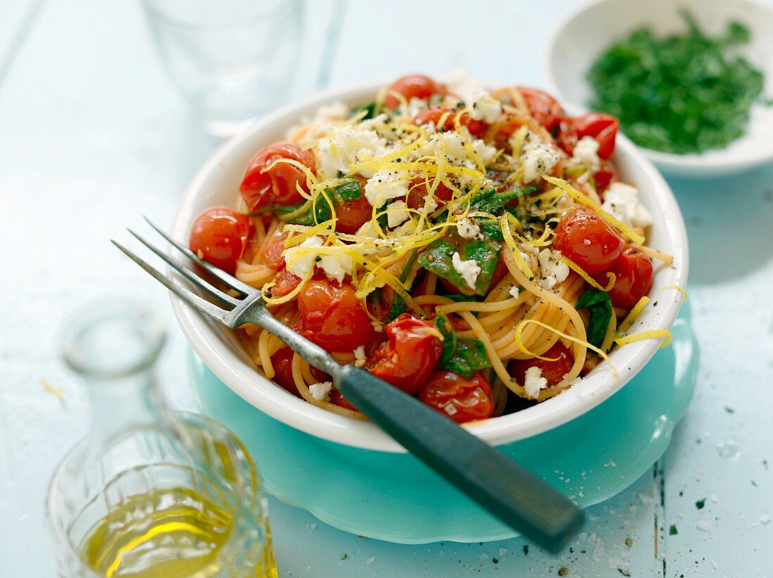 Spaghetti mit Tomaten und Feta