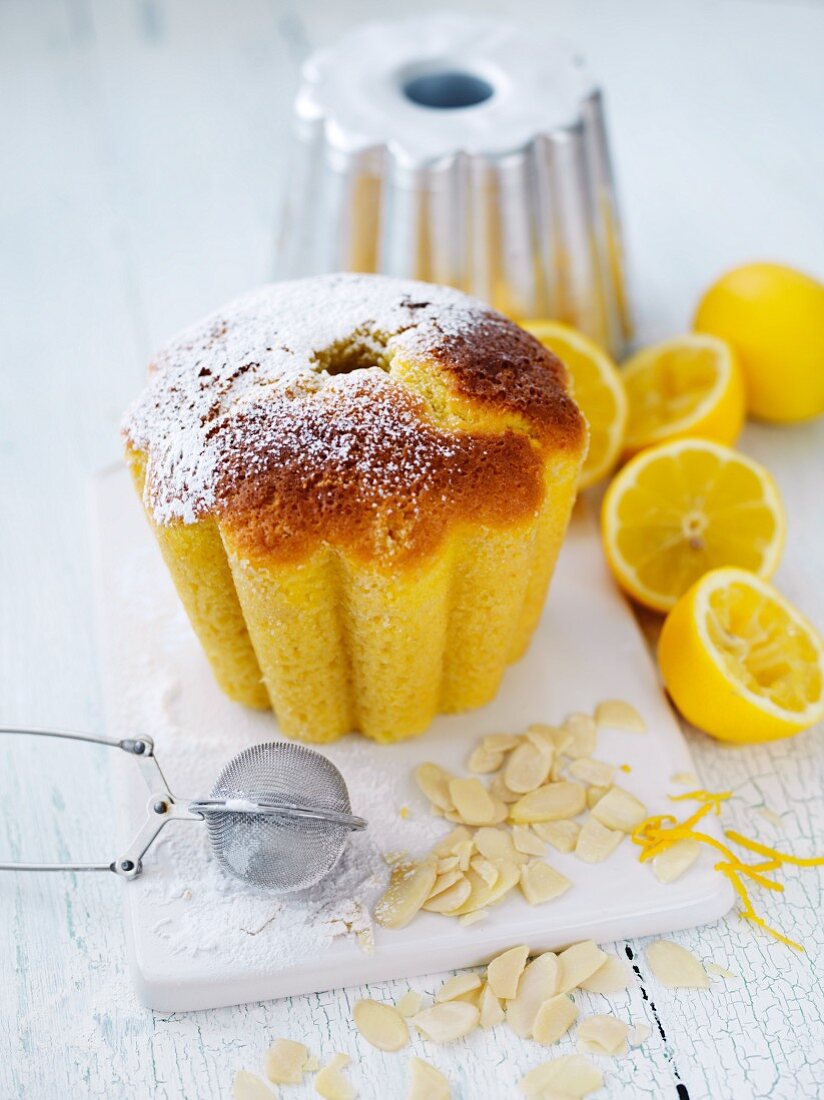 Kleiner Zitronennapfkuchen mit Mandelblättchen