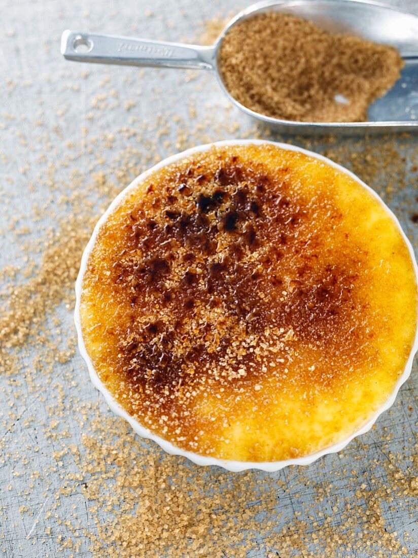 Crème brûlée mit braunem Zucker