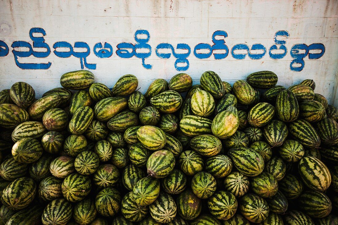 Gestapelte Wassermelonen auf einem Markt in Myanmar