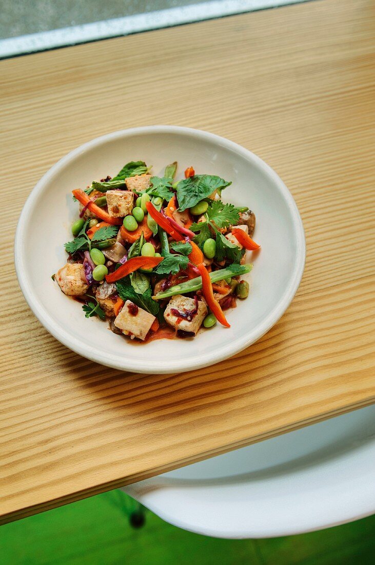 Gemüsesalat mit Tofu