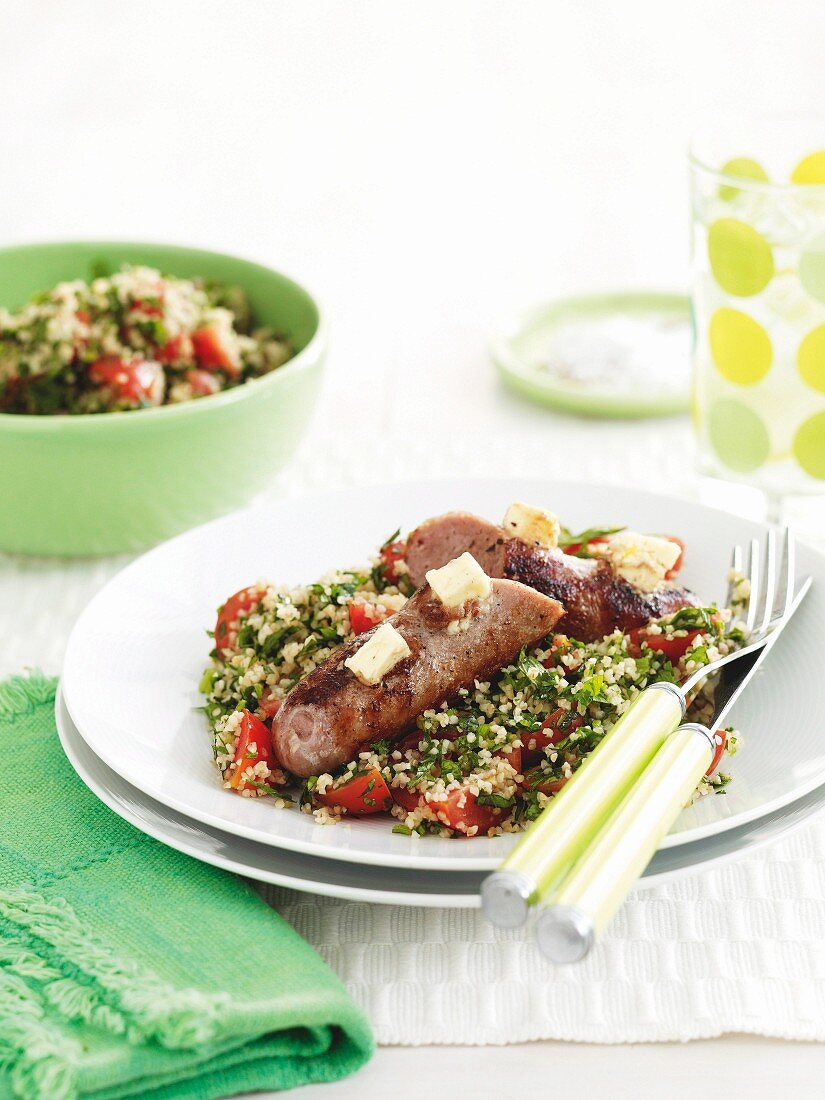 Tabouleh mit Bratwurst und Feta