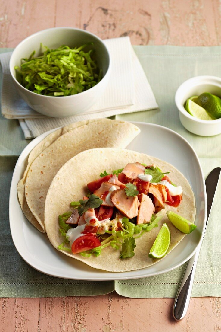 Tacos mit Lachs und Gemüsefüllung