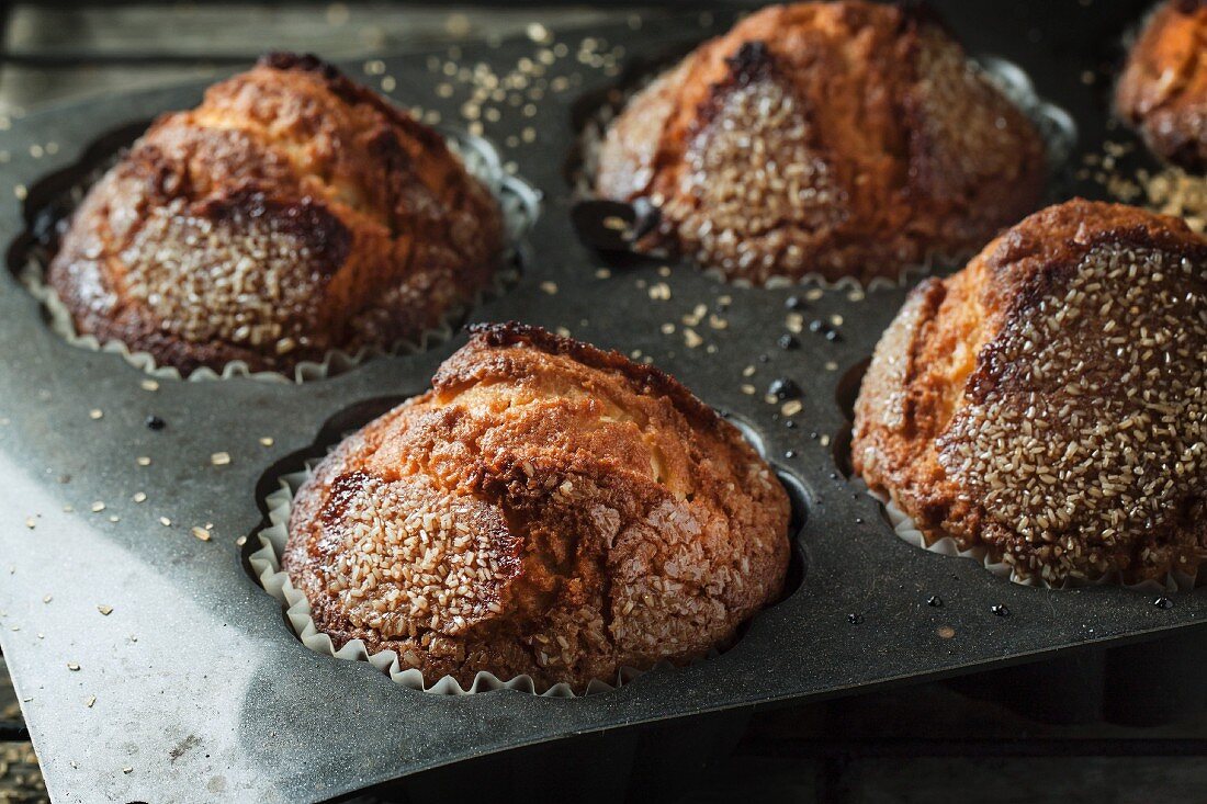 Selbstgemachte Muffins mit braunem Zucker in einer Silikonbackform