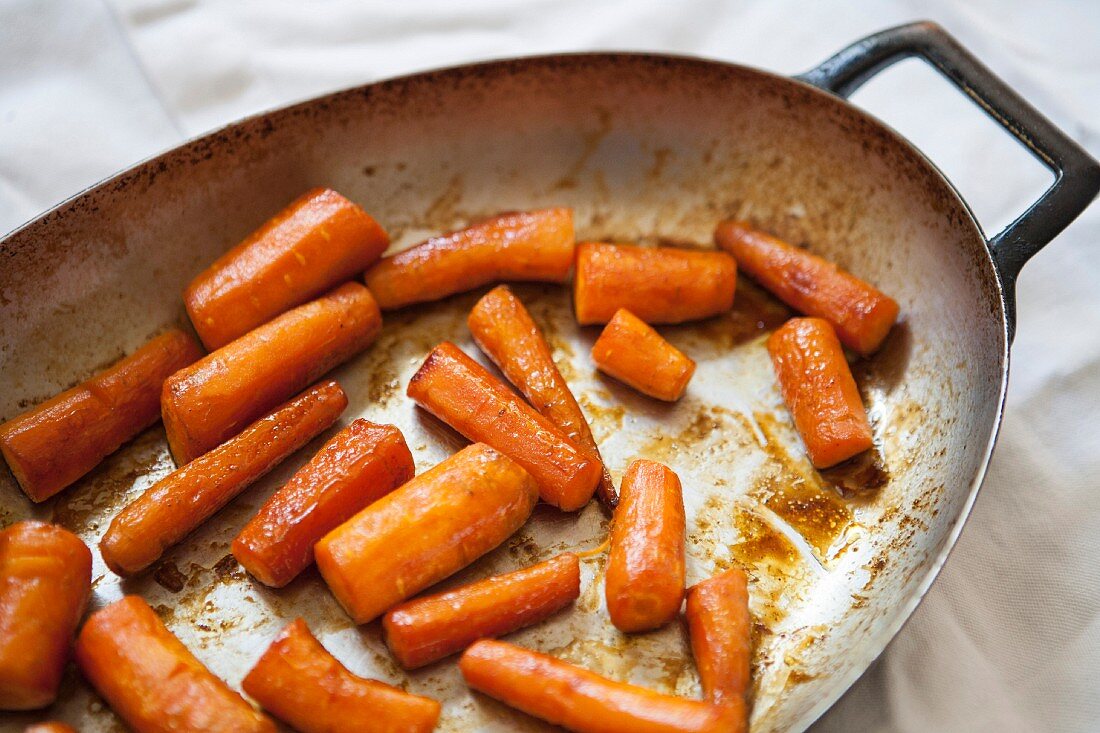 Gebackene Karotten in einer Pfanne