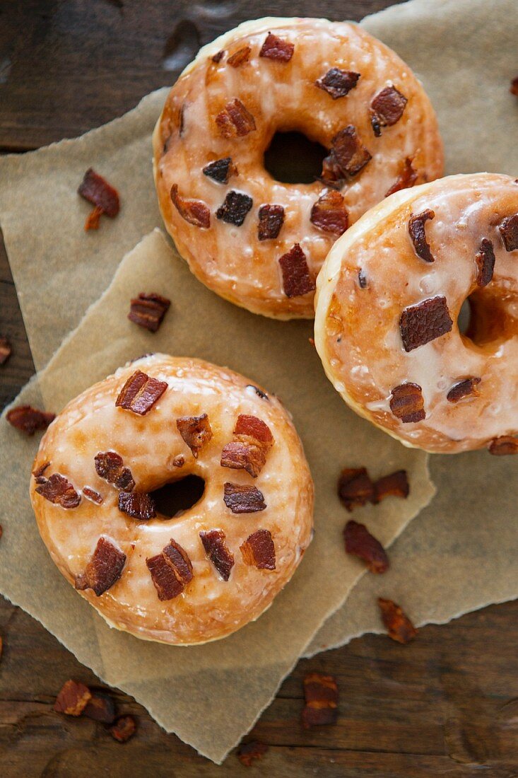 Glasierte Donuts mit Bacon Bits