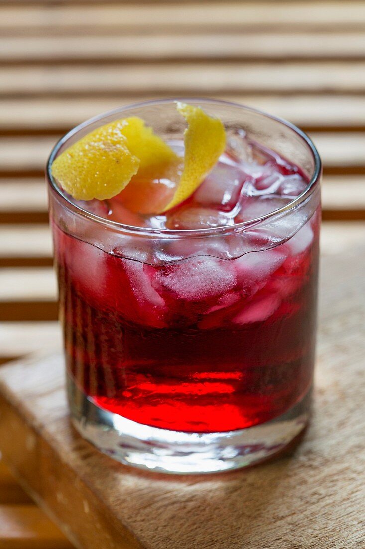 Wodka-Cranberry-Cocktail mit Zitronenschale