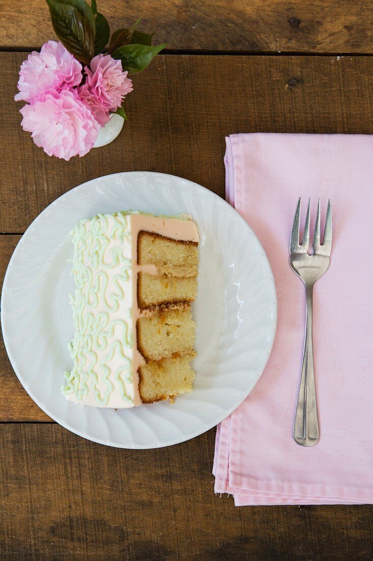 Ein Stück Teekuchen mit Glasur auf Teller
