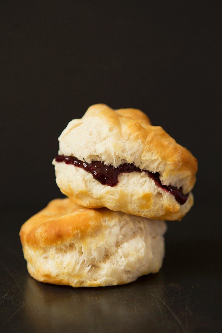 Zwei Biscuits mit Marmelade