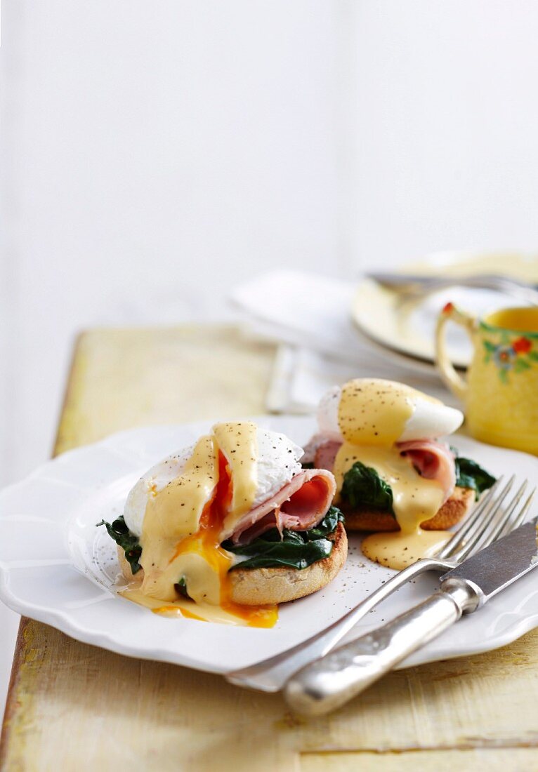 Eggs Benedict mit Schinken und Spinat