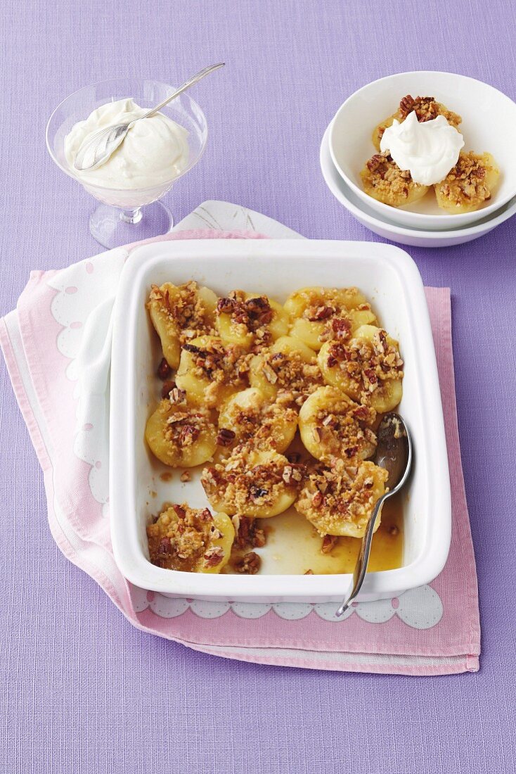 Pears with caramel sprinkled with pecan nuts