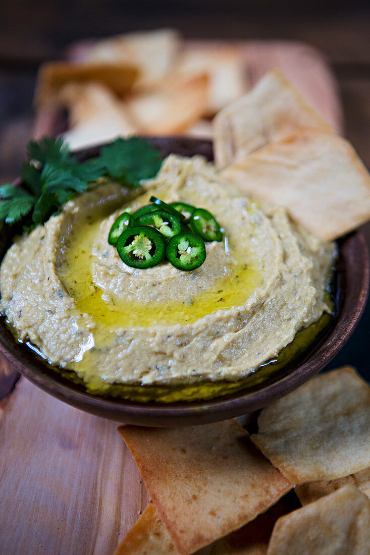 Hummus with oil and chilli served with crisps