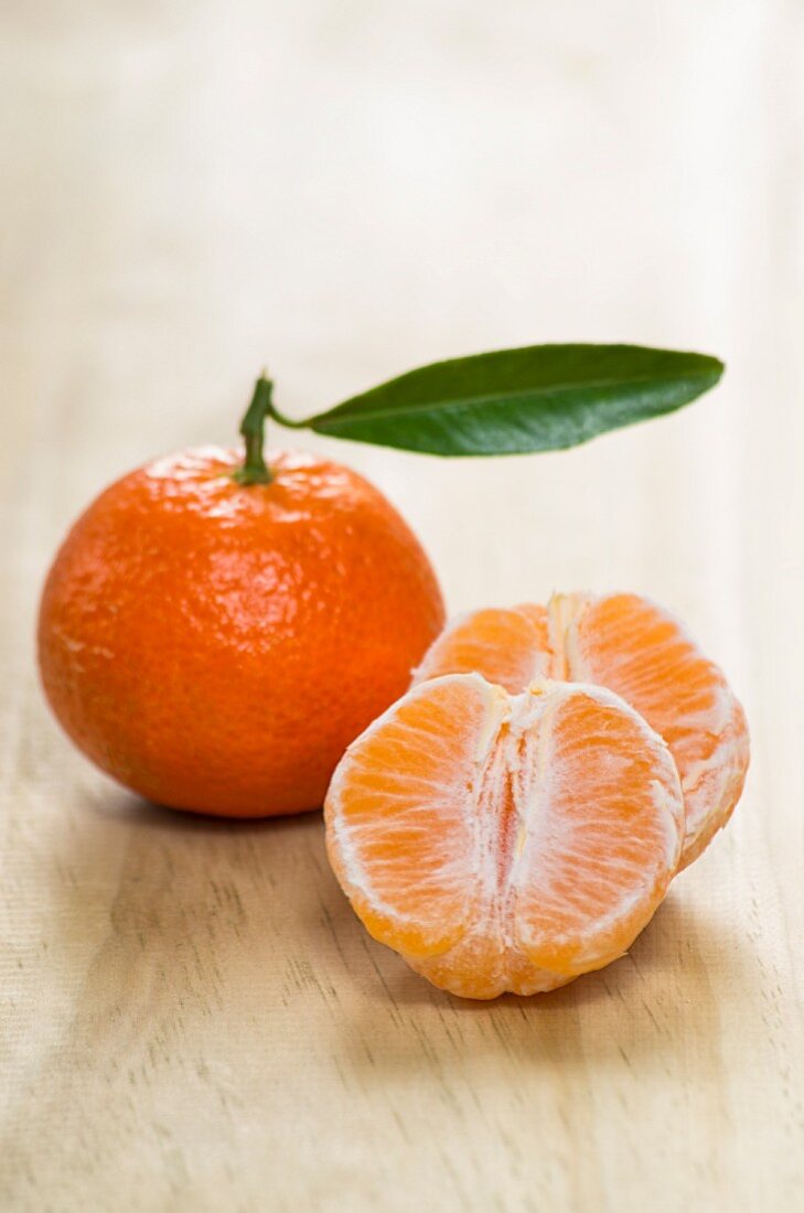 Frische Tangerinen, ganz und geschält