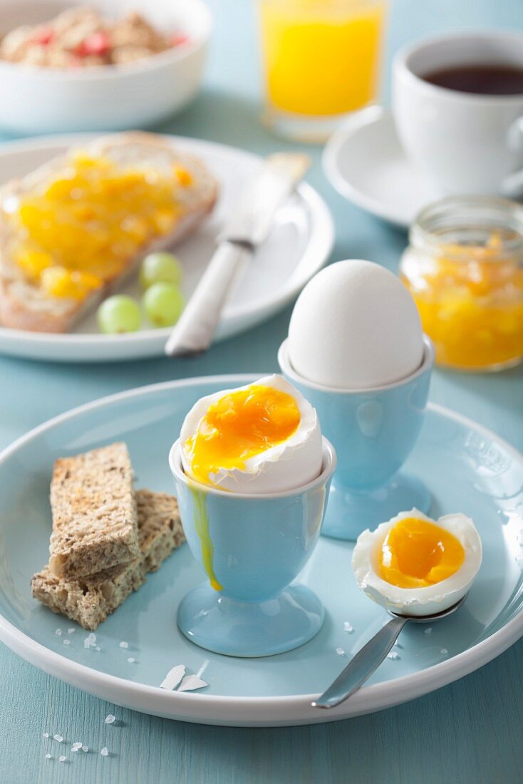 Weichgekochte Eier im Eierbecher