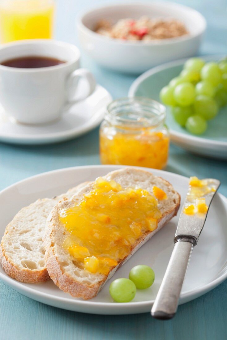 Weißbrot mit Orangenmarmelade zum Frühstück