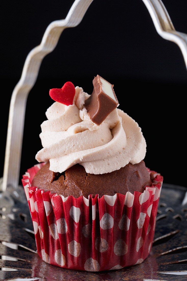Schokoladencupcake mit Erdbeercreme und rotem Herz