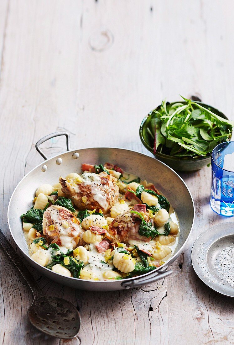 Gnocchi mit Hühnerschenkeln, Spinat, Schinken & Gorgonzola