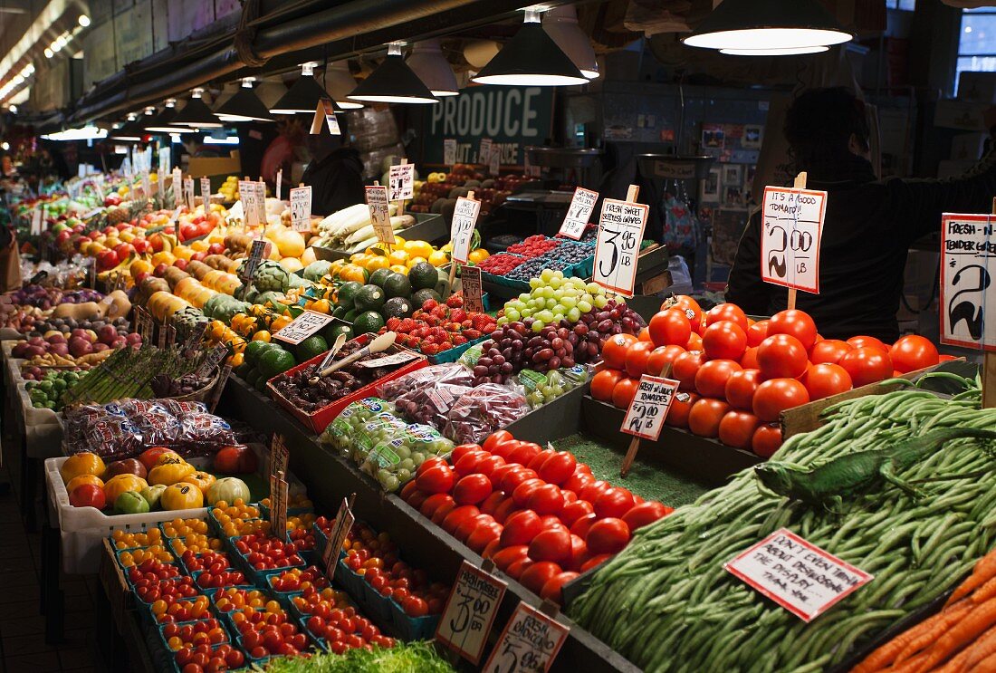 Marktstand mit Gemüse und Obst auf einem Bauernmarkt