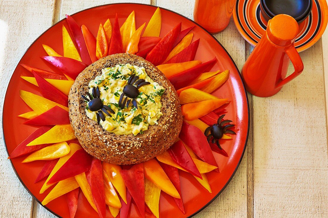 Brötchen mit Avocado-Mais-Dip, Paprika und Oliven-Spinnen