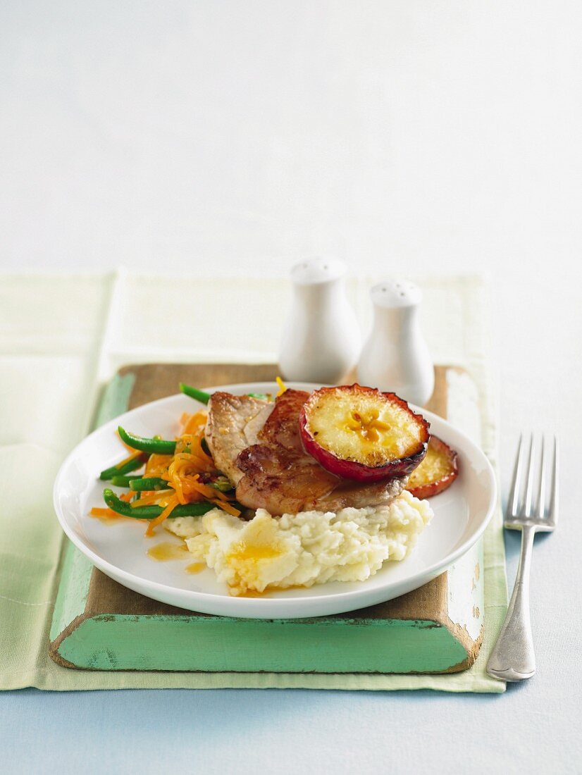 Schweinesteaks im Speckmantel mit Kartoffelbrei und gebratenem Apfel