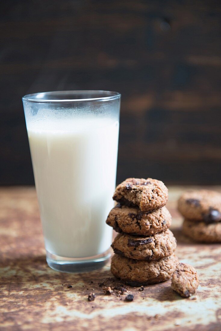 Haferplätzchen und ein Glas Milch