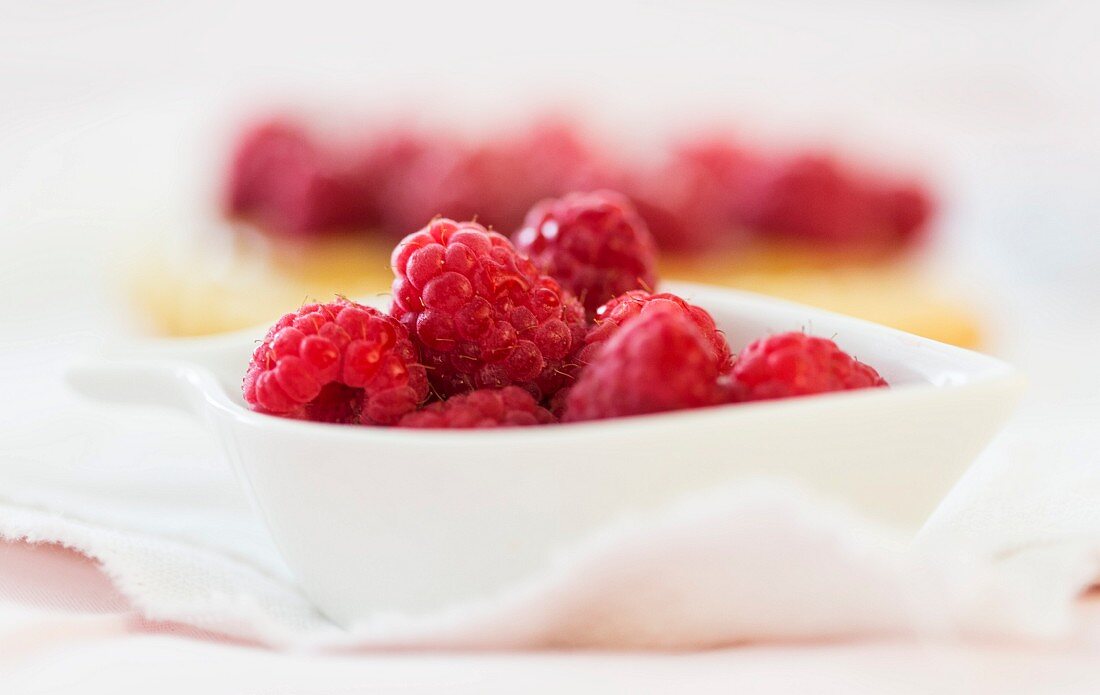 A bowl of fresh raspberries (close-up)