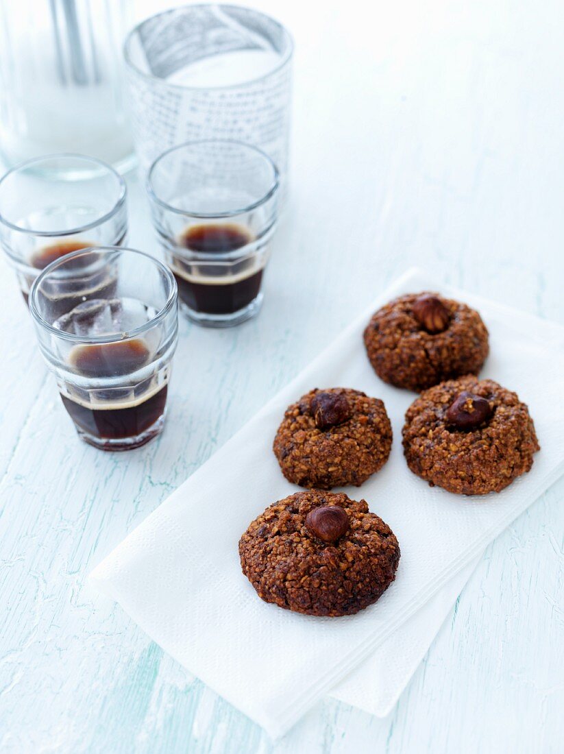 Schokoladen-Nuss-Cookies zum Kaffee