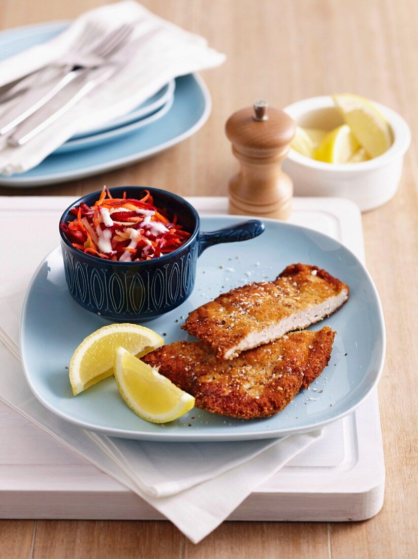 Putenschnitzel mit Senfpanade und Salat