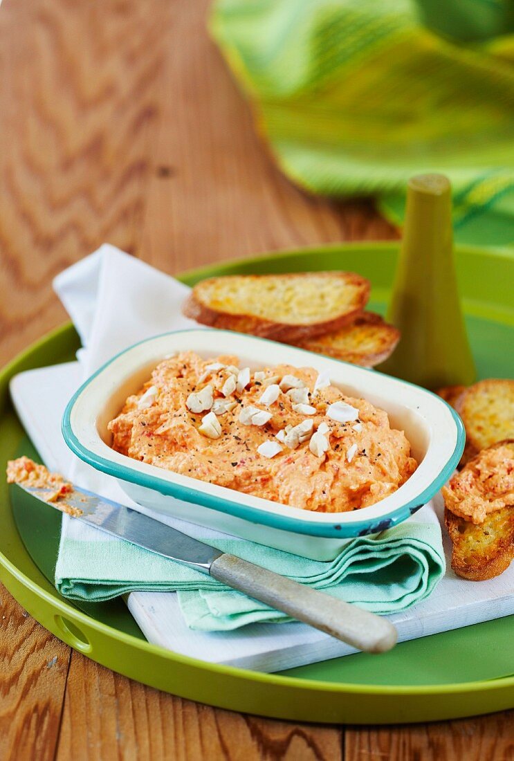 Paprikabrotaufstrich mit Feta fürs Picknick