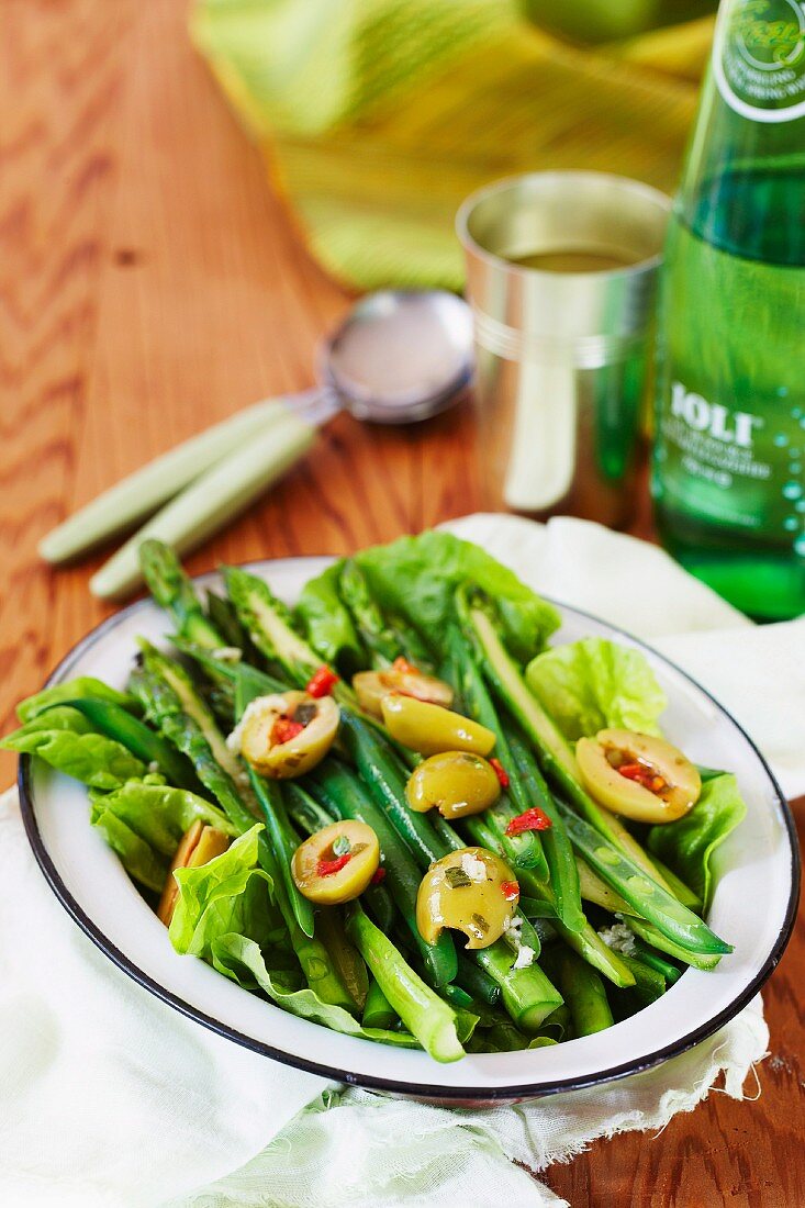 Salat mit grünem Spargel, Bohnen & Oliven