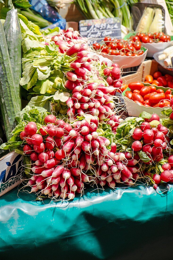Gemüsestand mit Radieschen, Gurken und Tomaten auf dem Markt