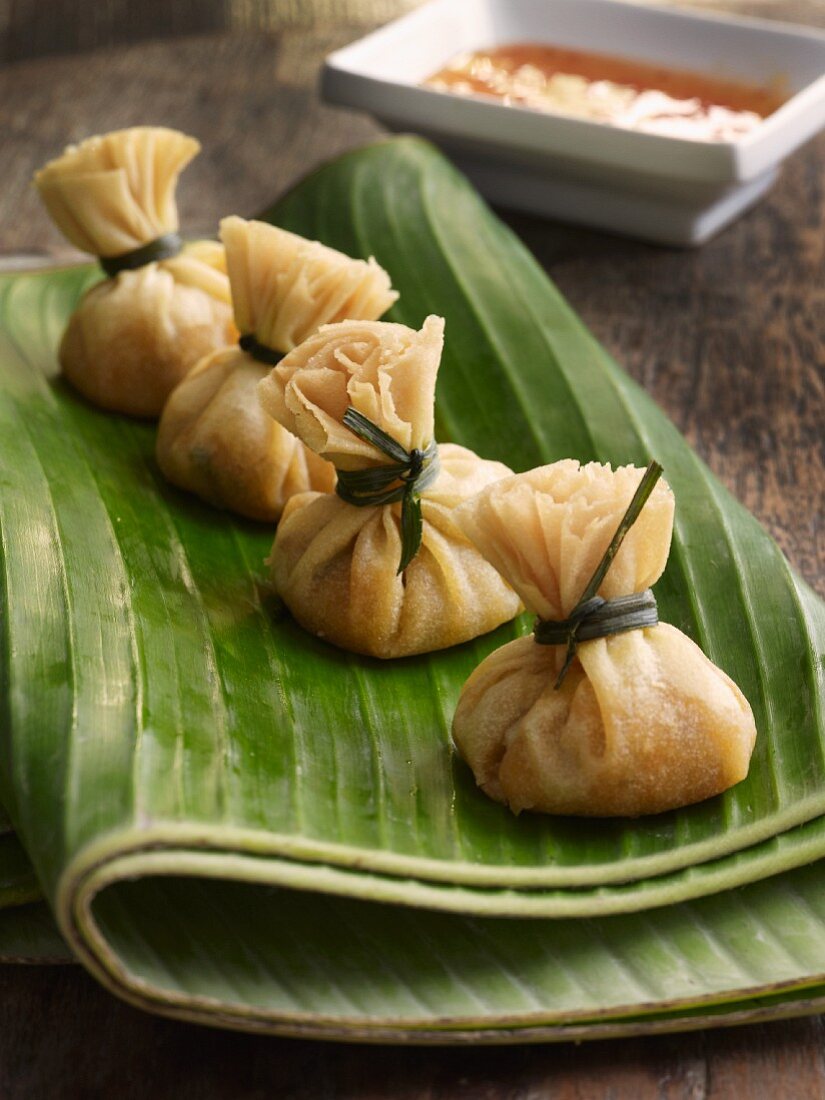 Stuffed pastry parcels, Thailand