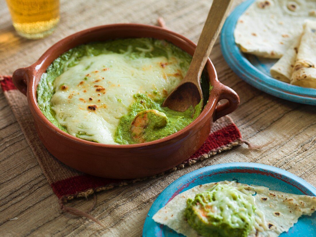 Garnelen in grüner Sauce mit geschmolzenem Käse