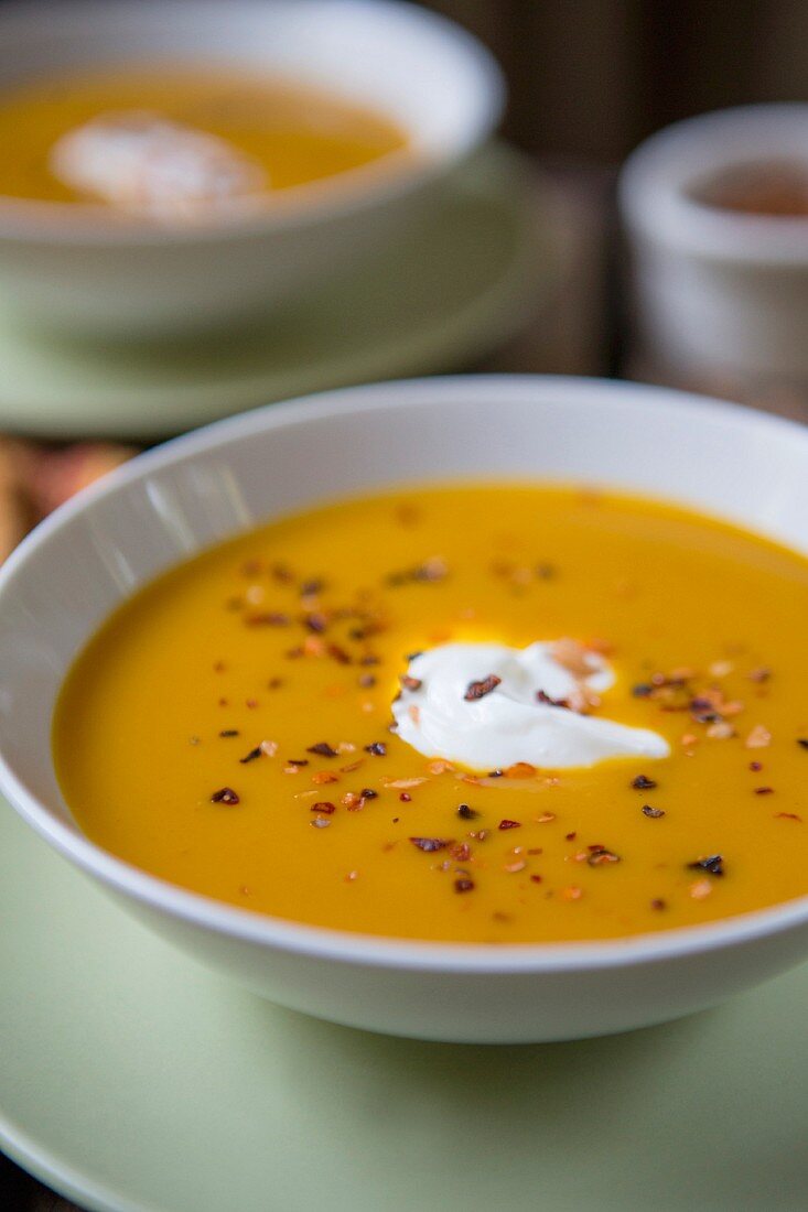 Kürbissuppe mit Chili und Sauerrahm