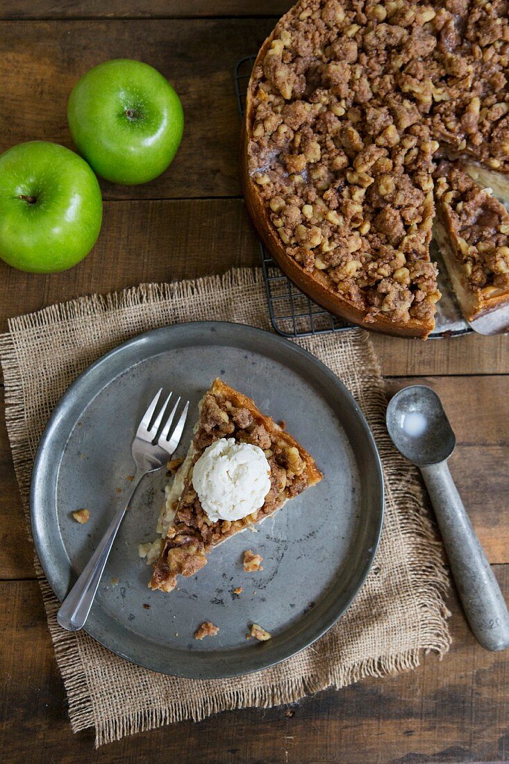 A Granny Smith apple cake with vanilla ice cream