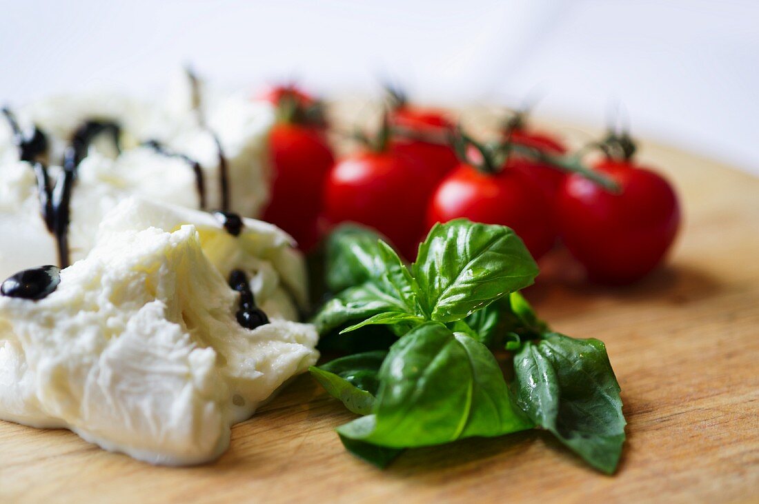 Tomaten, Mozzarella und Basilikum