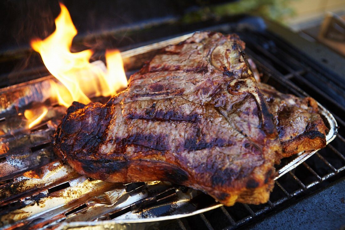 T-Bone-Steak in Aluschale auf Grill