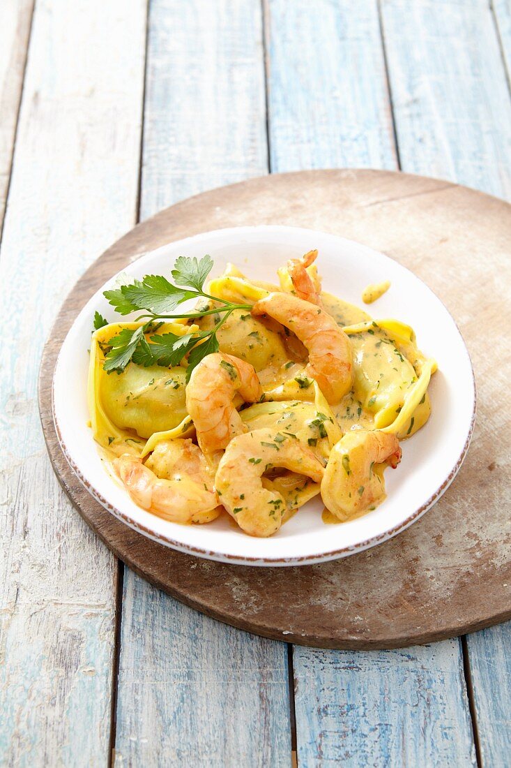 Tortellini with herb prawns