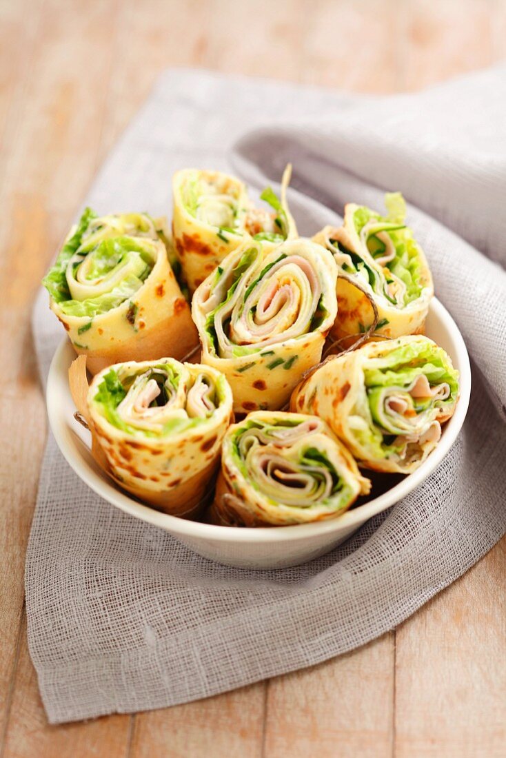 Pfannkuchen-Wraps mit Mayo, Salat und Schinken