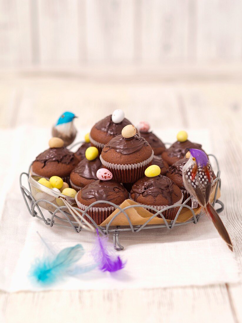Schokoladenmuffins mit Zuckerei und Osterdekoration