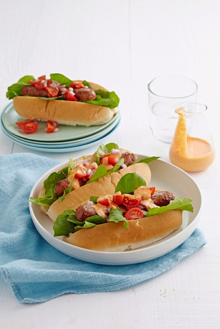 Hot Dogs mit Chorizo, Tomaten, Salat & Cocktailsauce