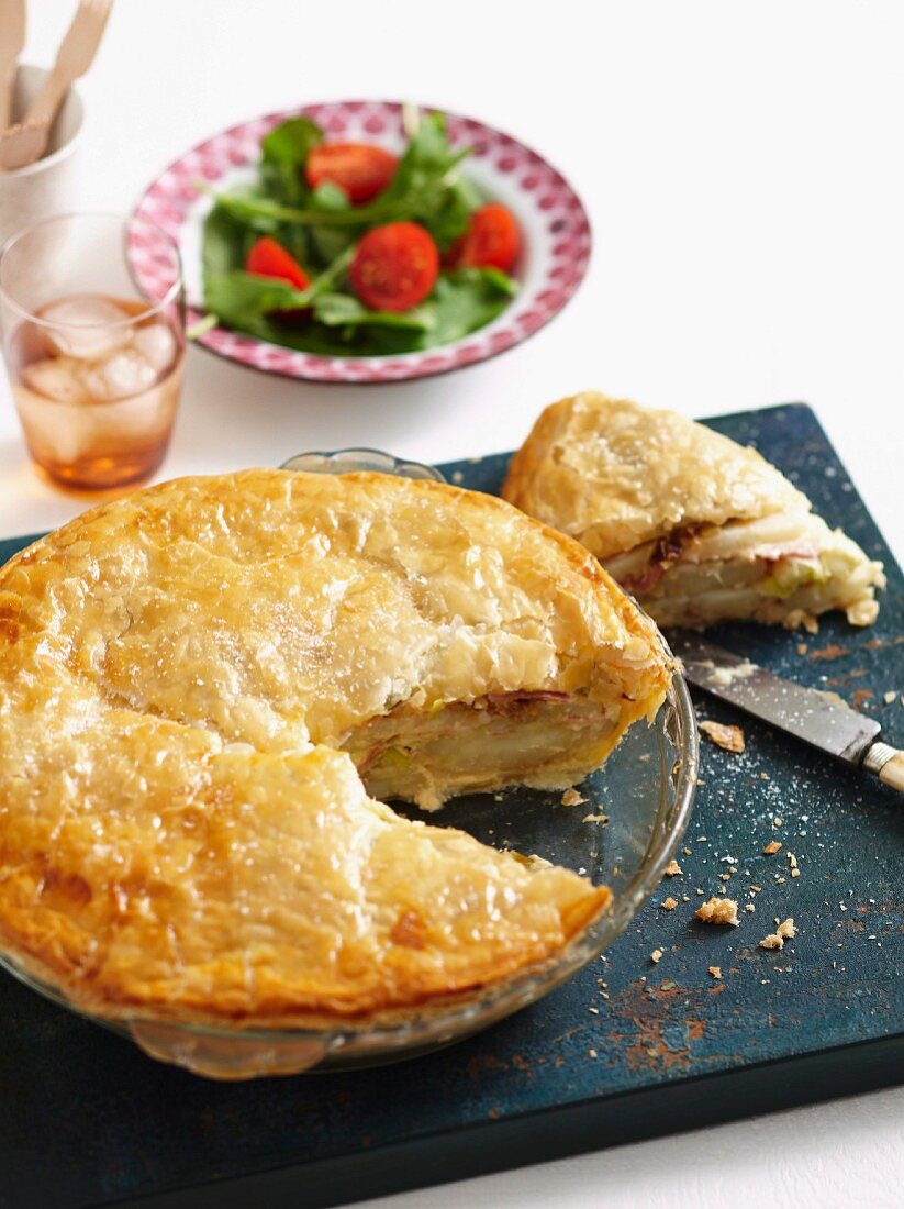 A puff pastry pie with potatoes, leek and ham