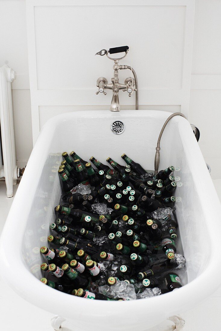 Bierflaschen und Eis in einer Badewanne